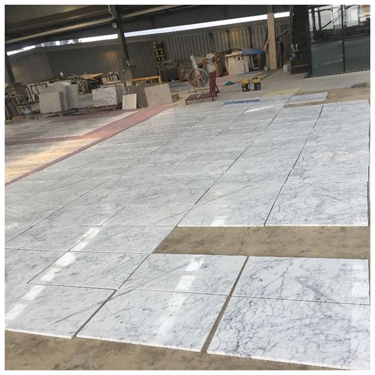 Carrelage en marbre blanc de Carrare