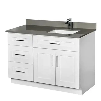 Armoires de salle de bain peintes en blanc